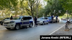 Policijsk vozila ispred suda u Novom Sadu, 19. avgust 2025.