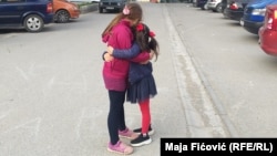 Devojčice Nina Abrashi i Nikolina Aleksić su najbolje drugarice i žive u multietničkom naselju "Tri solitera" u Severnoj Mitrovici
