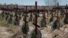 Azonosítatlan emberek sírjai, akiket orosz katonák gyilkoltak meg a Kijev melletti Bucsa városában. A fotó 2023. március 30-án készült