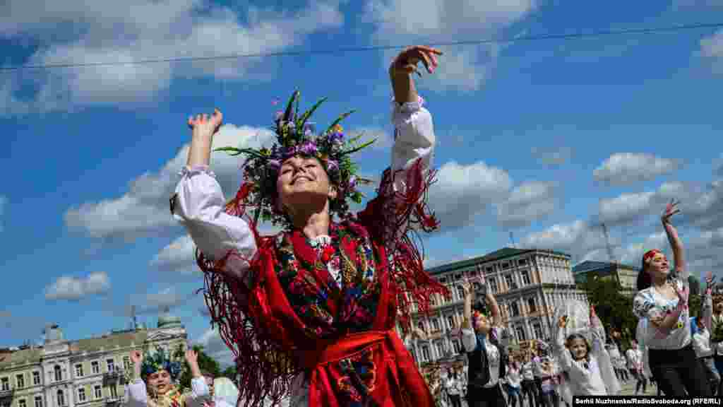 Фестиваль відкрито, діти бавляться перед фотокамерами