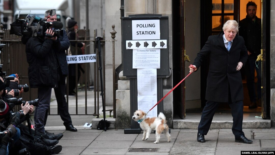 Premierul britanic Boris Johnson a votat de dimineață, la o secție din centrul Londrei, însoțit de cățelul său, Dilyn. 