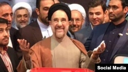 Иран экс-президентьі Мұхаммад Хатами сайлауға дауыс беріп тұр. 19 мамыр 2017 жыл.