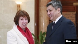 Shefja e politikës së Jashtme e BE-së, Catherine Ashton dhe ministri i Jashtëm krigiz Erlan Abdyldaev, Bishkek, 27 nëntor 2012