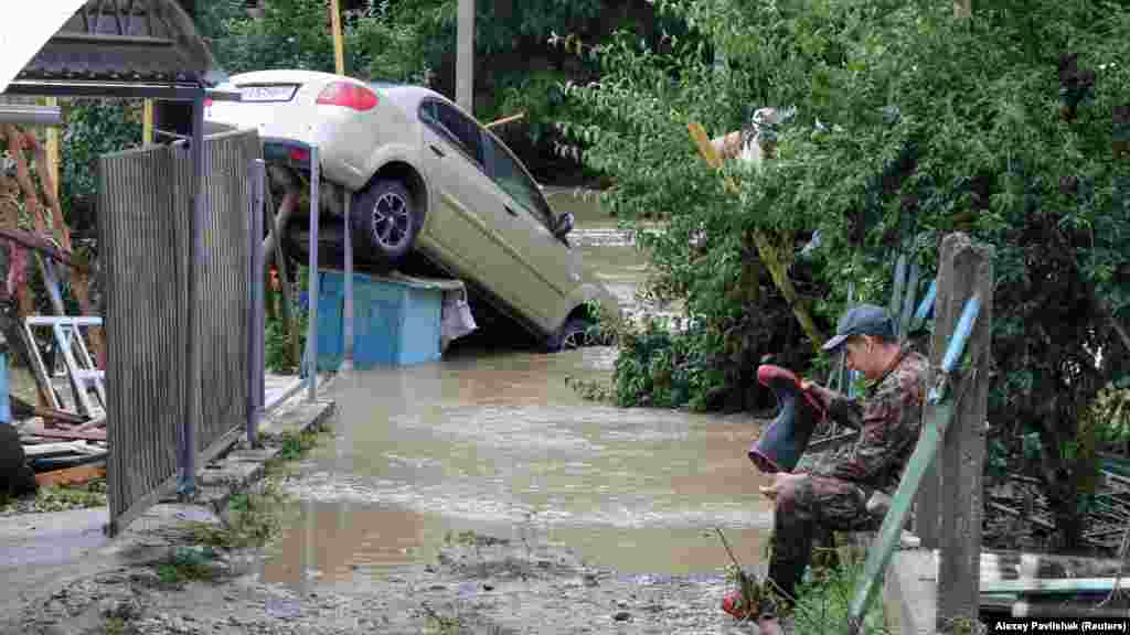 Поврежденный автомобиль после потопа в Куйбышево