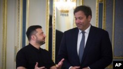 Vicecancelarul german (dreapta) Lars Klingbeil, alături de președintele ucrainean Volodimir Zelenski. 