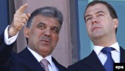 Turkey -- President Abdullah Gul (L) chats with his Russian counterpart Dmitry Medvedev at the Presidential Palace of Cankaya in Ankara, 12May2010