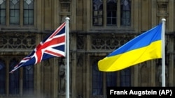 Знамето на Велика Британија и знамето на Украина се веат во Лондон на Денот на независноста на Украина, 24 август 2022 година