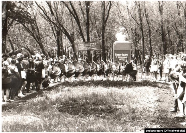 Виступ українського ансамблю бандуристок біля пам'ятника Тарасу Шевченку в селище міського типу Самійлівка Саратовської області Росії. 1980-ті роки