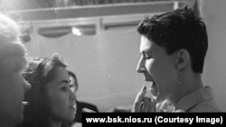 Первый в СССР конкурс красоты в клубе "Под интегралом" в Академгородке, 8 марта 1964 года. Герман Безносов переодевается в девушку для участия в конкурсе