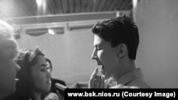 Первый в СССР конкурс красоты в клубе "Под интегралом", 8 марта 1964 года. Герман Безносов переодевается в девушку для участия в конкурсе