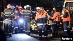 Рятувальники біля нічного клубу Бухареста, де сталася пожежа, 31 жовтня 2015 року