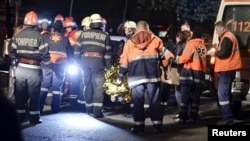 Рятувальники біля нічного клубу Бухареста, де сталася пожежа, 31 жовтня 2015 року
