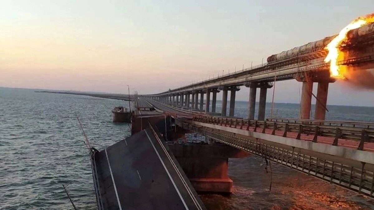 Аксьонов заявляє, що рух Кримським мостом відкрили для легкових автомобілів і автобусів