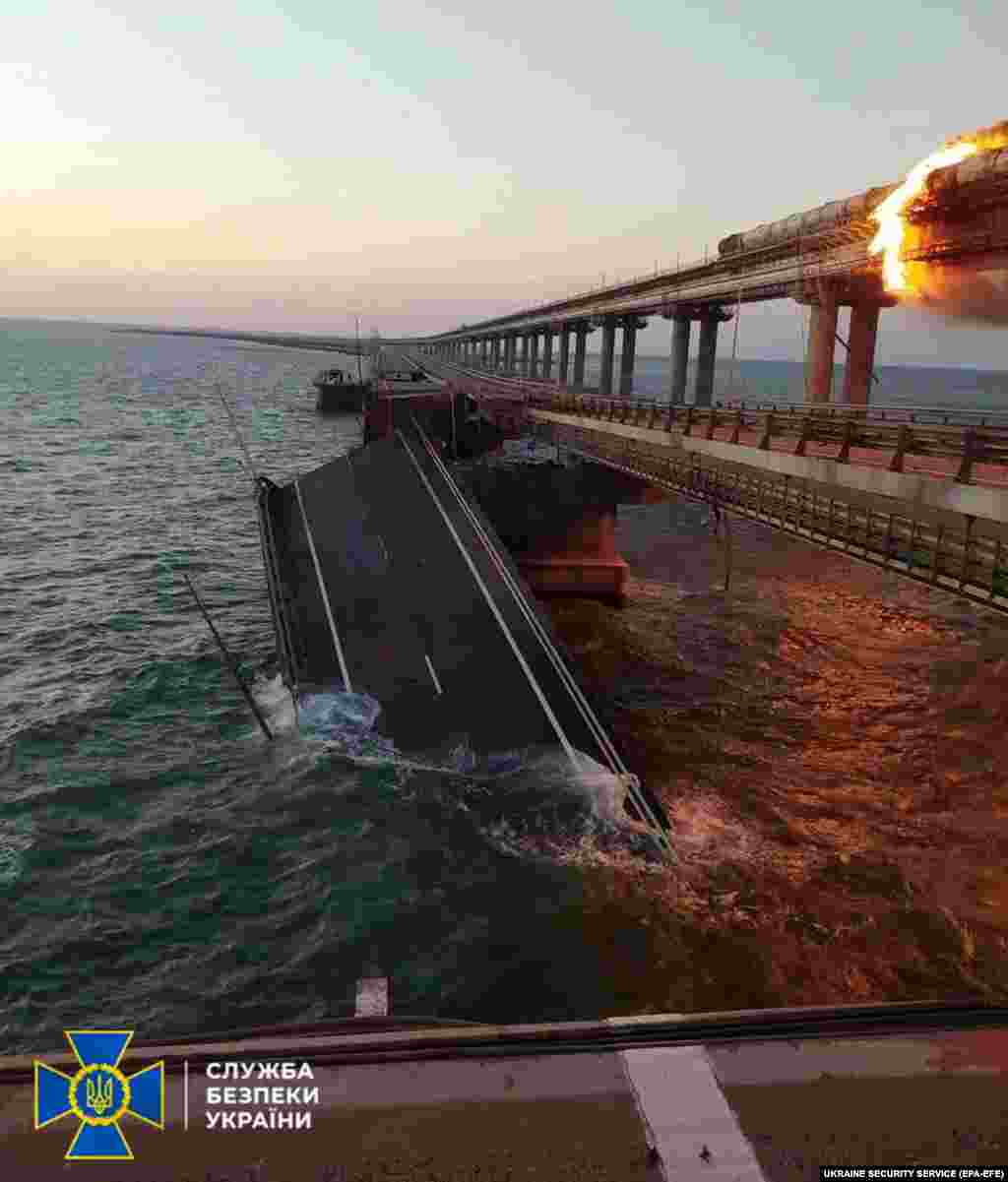 По сообщениям, автомобильный пролет Крымского моста разрушен. Поезда, следующие в Крым и из Крыма отменены