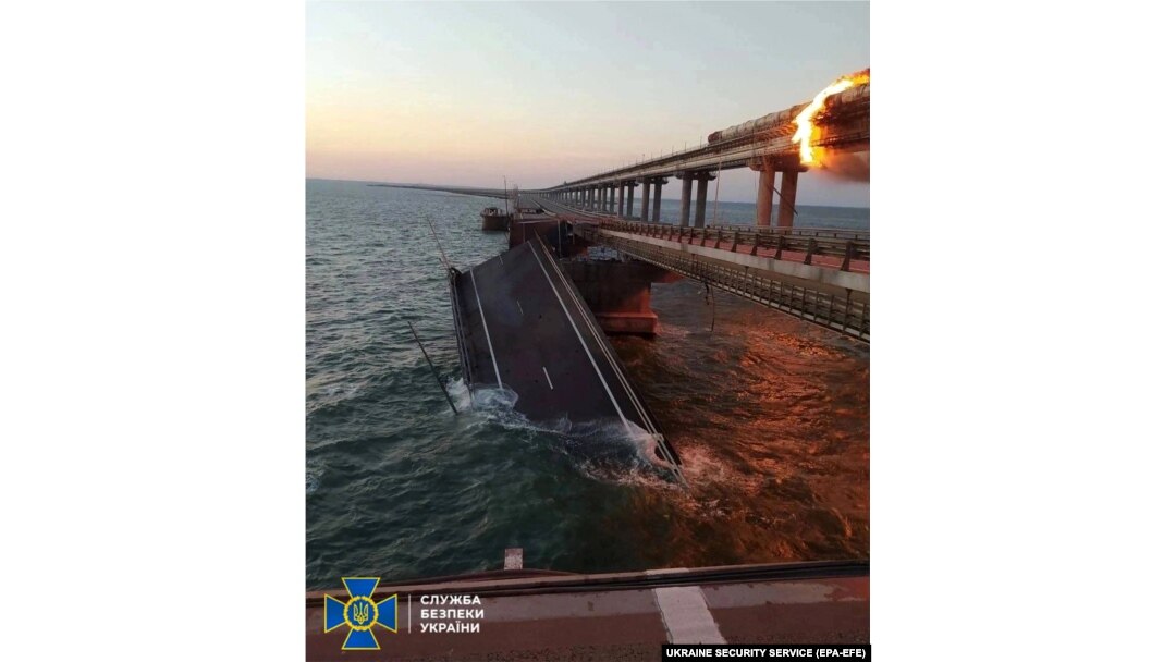 Пожар на Крымском мосту после взрыва 8 октября