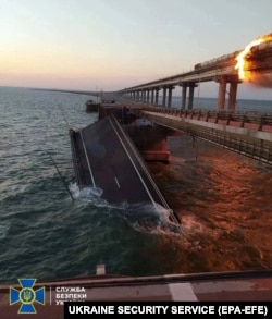 Пожежа на Керченському мосту після вибуху на ньому. Україна, окупований Крим, 8 жовтня 2022 року