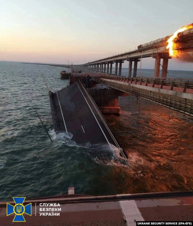 Пожар на Крымском мосту после взрыва 8 октября