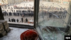 Ukranian policemen stand guard in front of the regional state administration building in Kharkiv after authorities evicted pro-Russian occupiers on April 8.