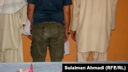 عکس آرشیف : سه تن از قاچاقبران مواد مخدر که از میدان هوایی کابل بازداشت شده بودند