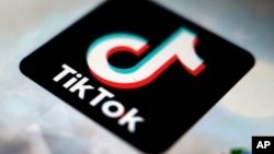 Logoja e aplikacionit TikTok në një ekran telefoni.