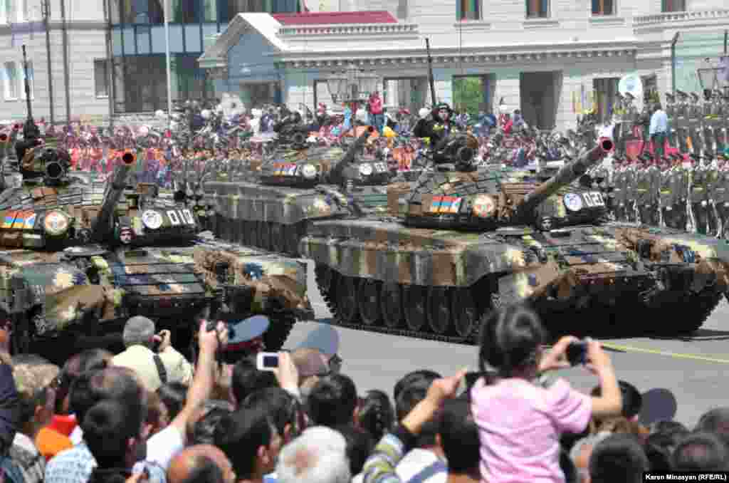 Nagorno-Karabakh -- Karabakh Armenian army holds a military parade, Stepanakert, 09May2012