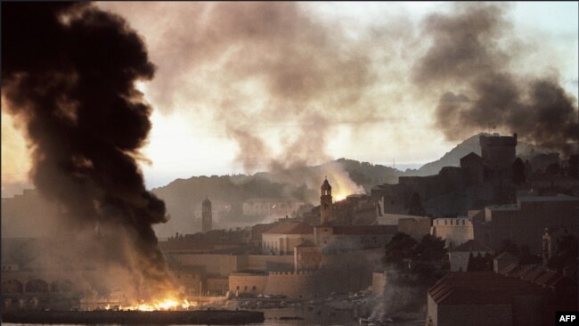 Füst gomolyog a blokád alatt tartott, lángoló Dubrovnik felett 1991. november 11-én.