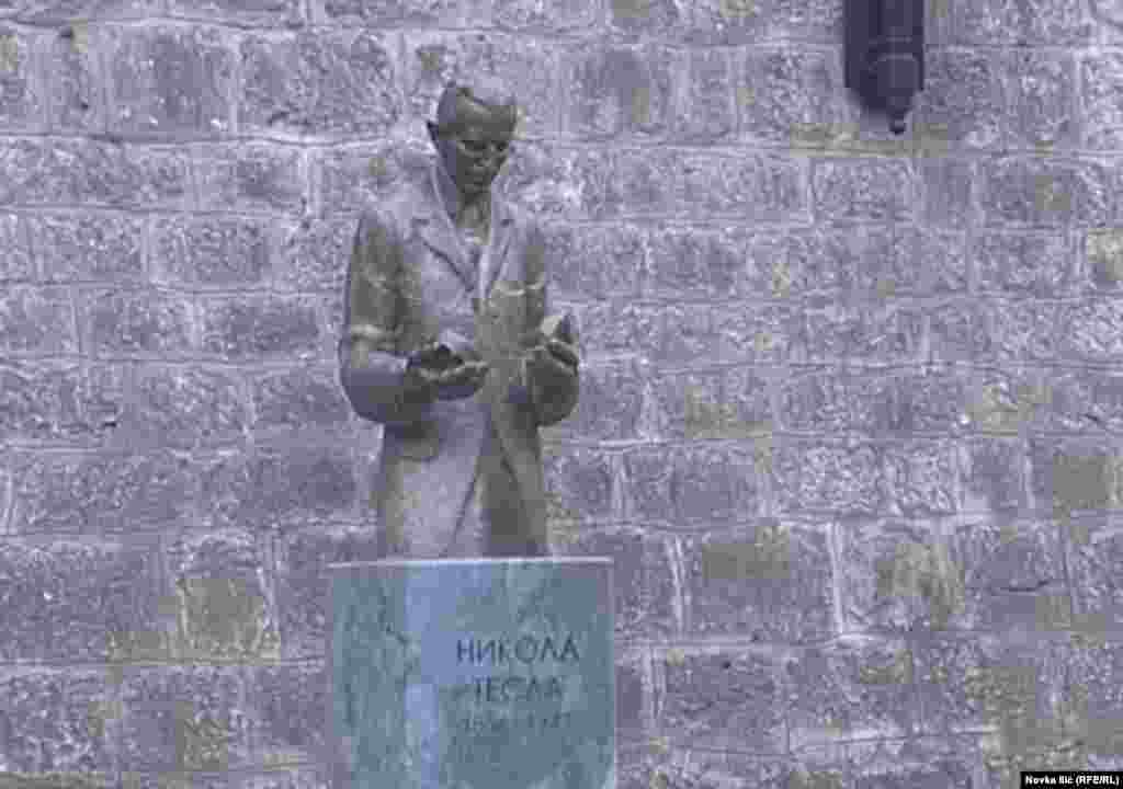 Spomenik Nikoli Tesli ispred hidtrocentrale koja radi po njegovim principima