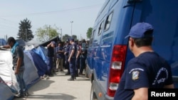 Policia greke afër një kampi të migrantëve 