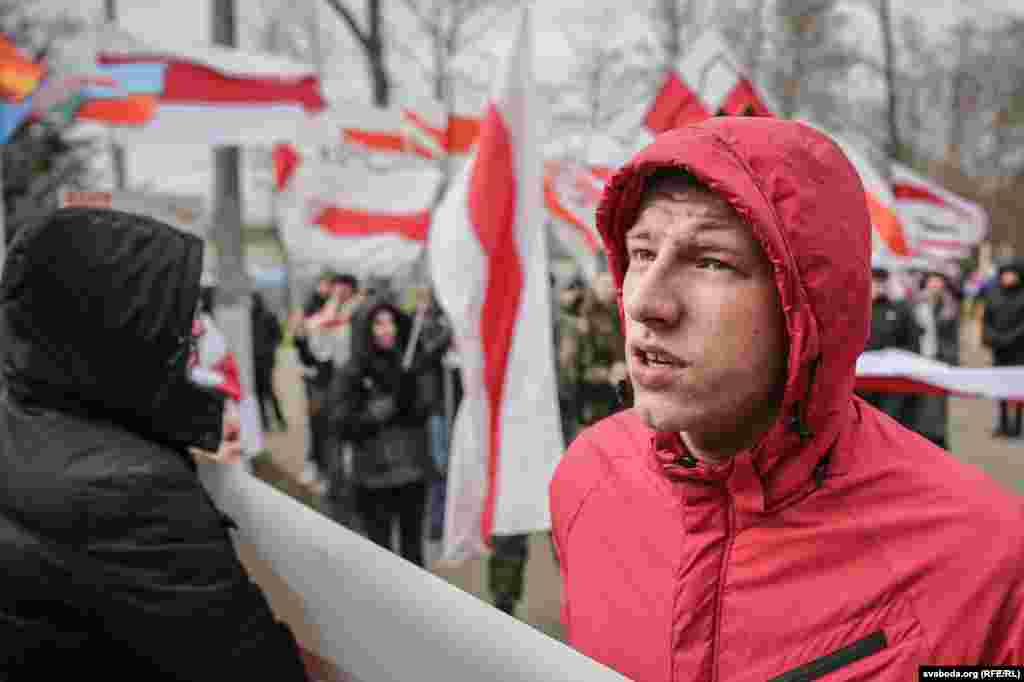 Маладзён, якому не падабалася, што людзі ўшаноўваюць слуцкіх герояў.