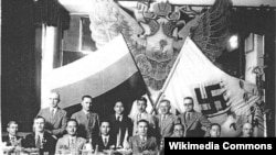 Русские фашисты и японские представители на приеме, который устроила Российская фашистская партия в Харбине в 1934 году. Сидит второй слева Константин Родзаевский