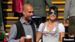 Pep Guardiola və xanımı Cristina pivə festivalında