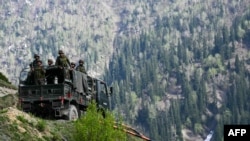 د هند تر ولکې لاندې کشمیر- هندي ځواکونه له پاکستان سره پر پوله