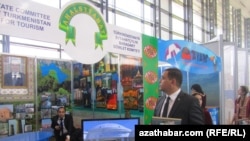 Türkmenistan syýahatçylyga bagyşlanan sergileri gurnap, şol bir wagtda-da syýahatçylara wiza ýeňilliklerini döretmekden saklanmagyny doam etdirýär.