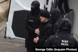 Horațiu Potra este escortat de polițiști în sediul Curții de Apel București, 21 noiembrie 2025.