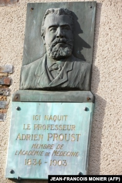 پلاک یادبود آدرین پروست بر دیوار خانه‌اش