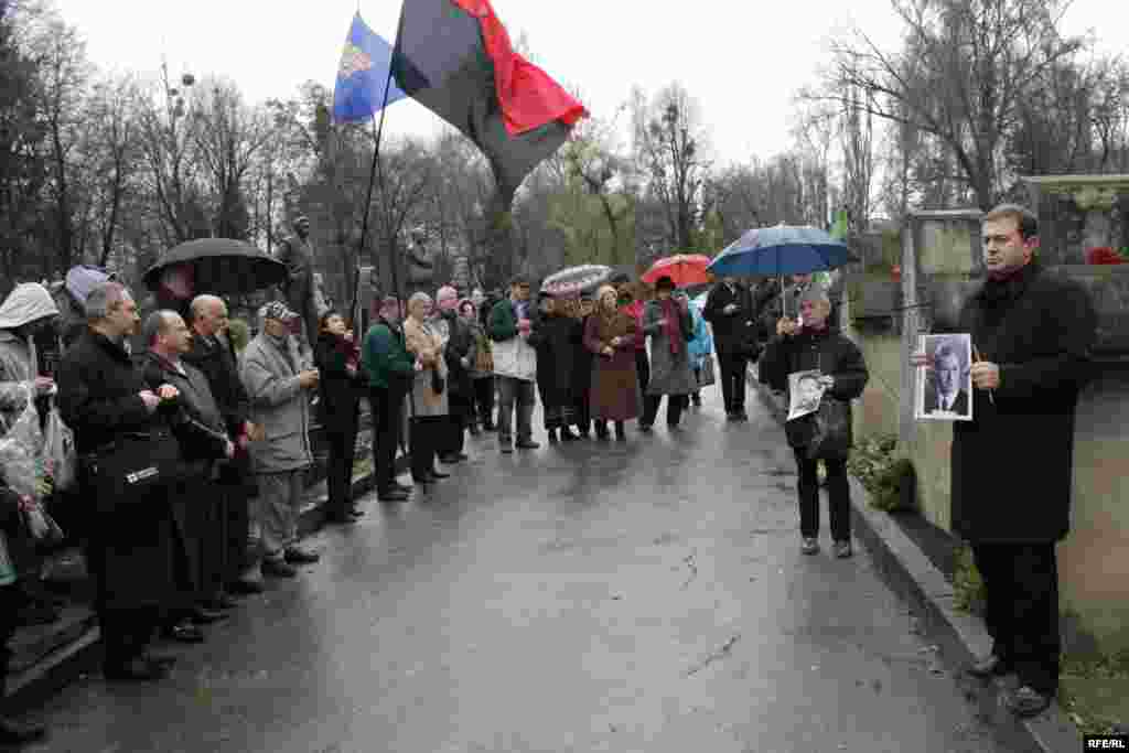 Під час панахиди - 19 листопада 1989 року з далекого Уралу в цинкових трунах повернулися в Київ троє політв'язнів, правозахисників, які загинули в неволі мученицькою смертю в 1984-1985 рр.