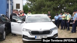 Momenti i ndalimit të një protestuesi nga zyrtarët policorë.