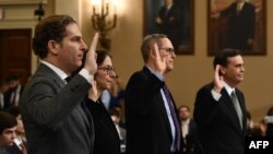 چهار استاد دانشگاه از چپ به راست: نوا فلدمن، پاملا کارلان، مایکل گرهارت و جاناتان ترلی؛ در نشست کمیته قضائی مجلس نمایندگان آمریکا