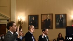 Experții constituționali, profesorii: Noah Feldman, Pamela S. Karlan, Michael Gerhardt și Jonathan Turley depun jurământ înainte de audieri, Washington, 4 decembrie 2019 