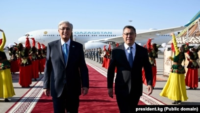 Ерлі-зайыпты әйелдер бейнеленген орыс порно