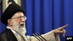 آیت الله خامنه ای در سخنان روز یکشنبه خود بار دیگر بر موضوع سرسختانه ایران در قبال جامعه جهانی پافشاری کرد.(عکس از AFP)