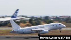 Sukhoi Superjet 100 совершает демонстрационный полёт. Стамбул, 18 сентября 2019 