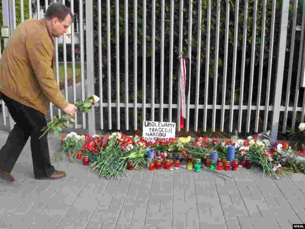 Cveće ispred poljske amasade u Minsku (Belorusija)