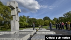 Память и попытки примирения: Петр Порошенко возлагает венок к памятнику жертвам Волынской трагедии в Варшаве