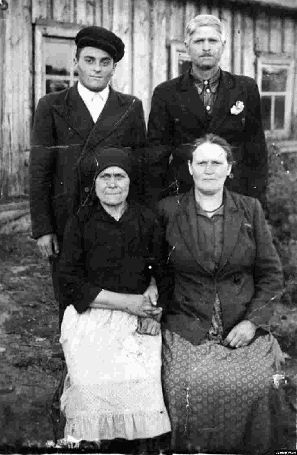 Moldoveni deportați de sovietici în 1941 - Din albumul Elenei Șișcan