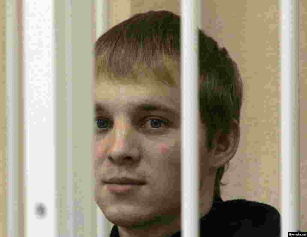 Zmitser Dashkevich at a Minsk court in November 2006 - Finkevich's fellow Youth Front leader Zmitser Dashkevich was freed on January 23 two months before the end of an 18-month sentence for running an unregistered organization. He said his early release represents "a sort of game with the West," while "there are no signs of liberalization in public life." "Some people are being jailed, and others are being released," he said.