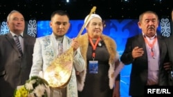 Айтыс ақыны Мұхтар Ниязов (сол жақтан екінші) "Алтын домбыраны" иеленді. Астана, 9 желтоқсан 2012 жыл.