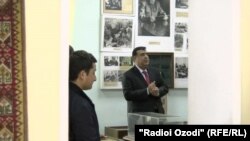 Абдуҷаббор Раҳмонзода (аз рост) дар осорхонаи С. Айнӣ дар Душанбе. Акс аз соли 2018