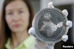 Modelul rublei care comemorează anexarea Crimeei.