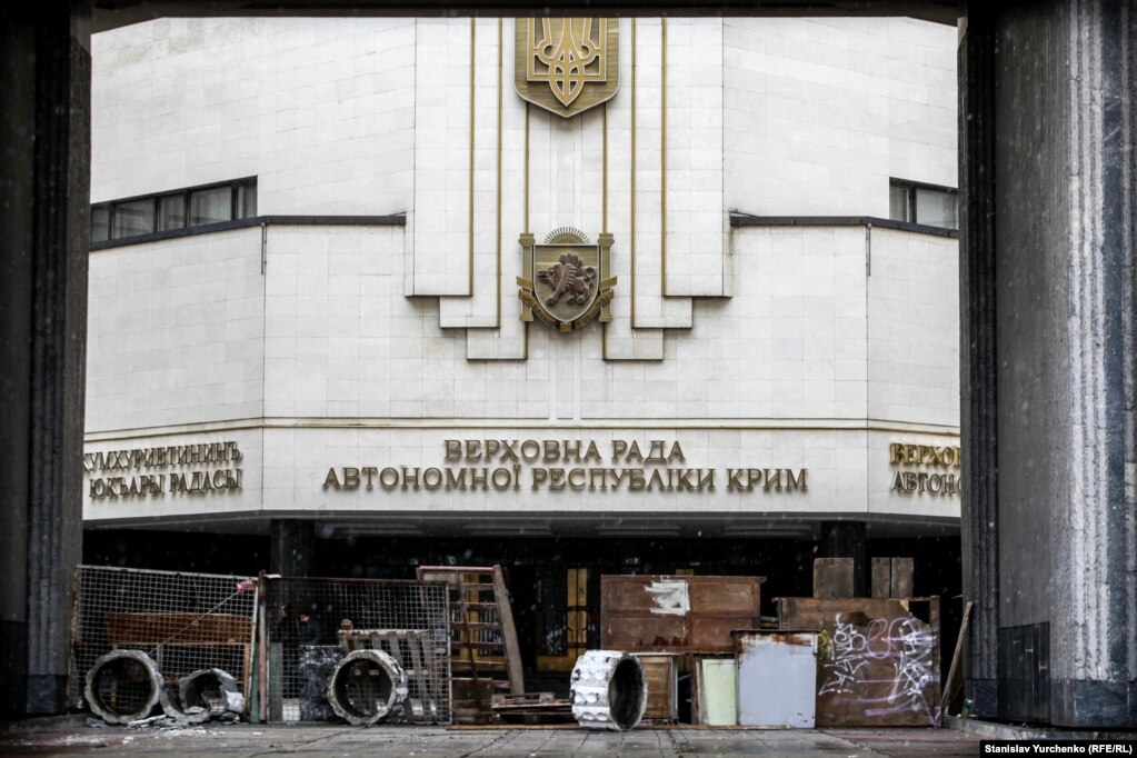 Баррикада у входа в Верховную Раду, захваченную российскими военными, 27 февраля 2014 года
